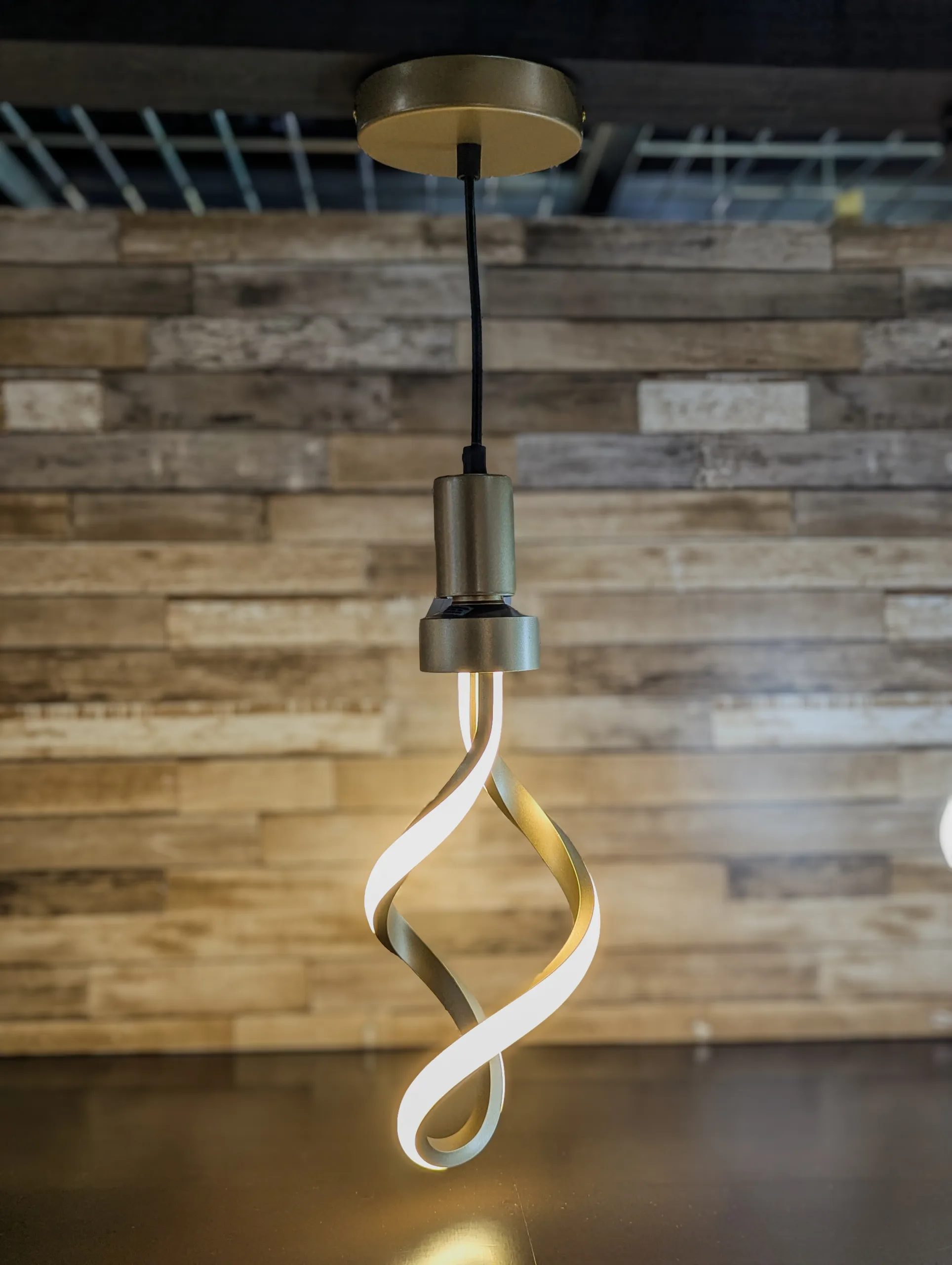 Modern Spiral LED Pendant Light – Contemporary Hanging Ceiling Fixture, Sculptural Twist Light, Brushed Gold Finish