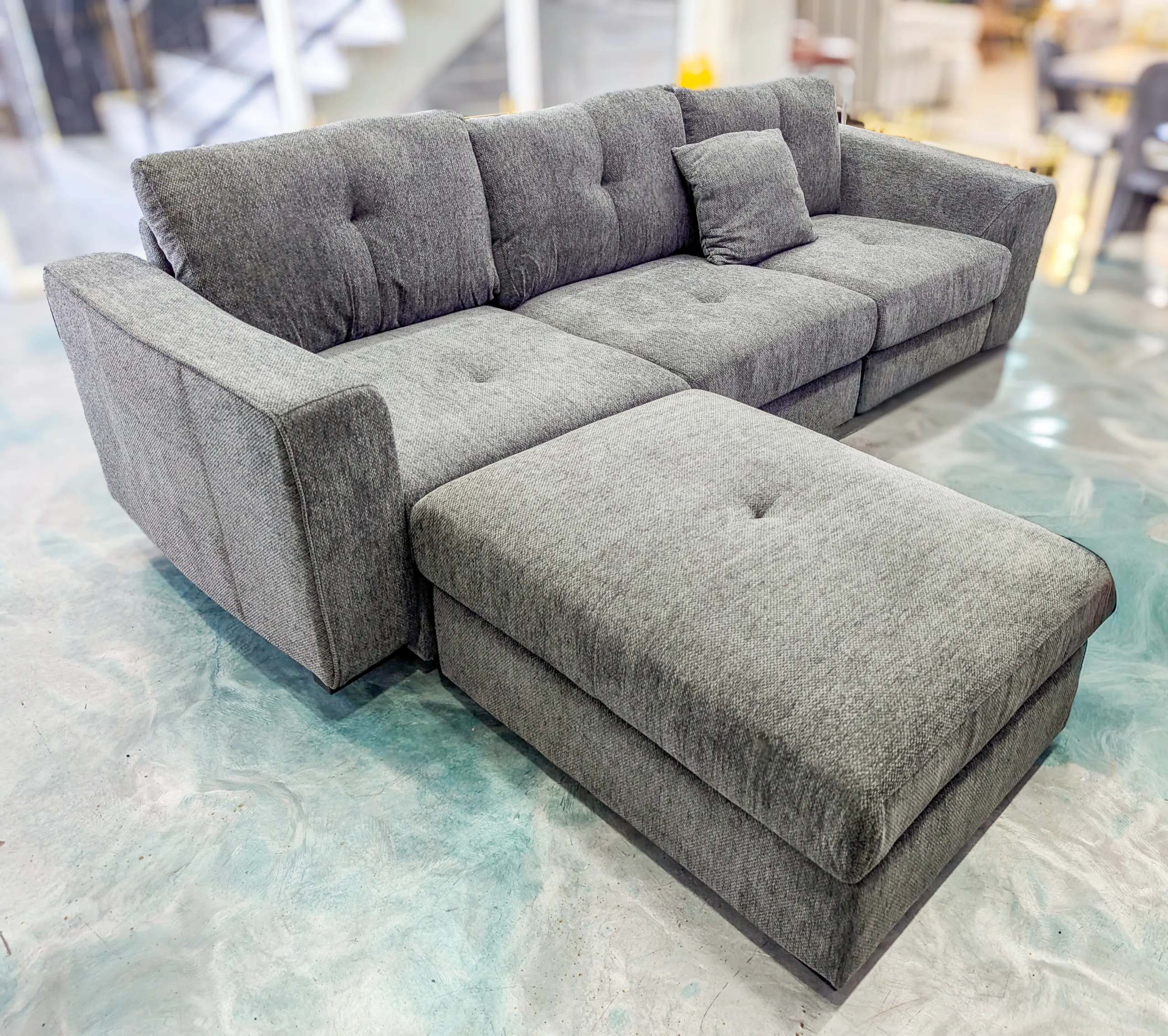 Gray Sectional Sofa with Chaise – Contemporary Upholstered Sofa with Tufted Cushions & Accent Pillow